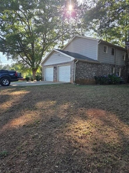 Building Photo - 2206 Country Club Dr SE