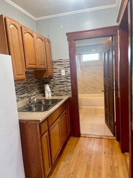 Kitchen sink - 348 Rollstone St