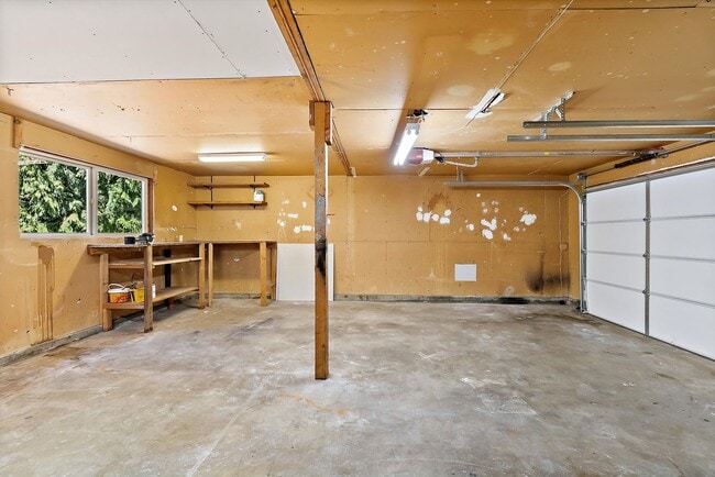 Building Photo - 3 Bed 2 Bath Fully Fenced Split Level Lake...