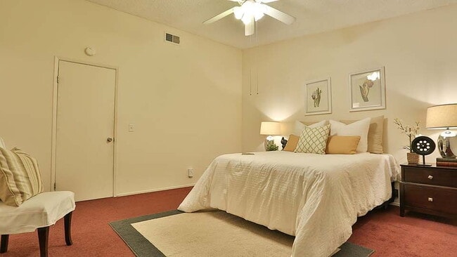 Building Photo - "Charming 2-Bedroom Retreat with Spacious ...
