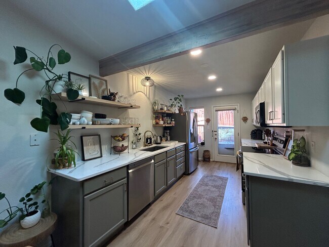 Building Photo - 1347 E Parkway Dr