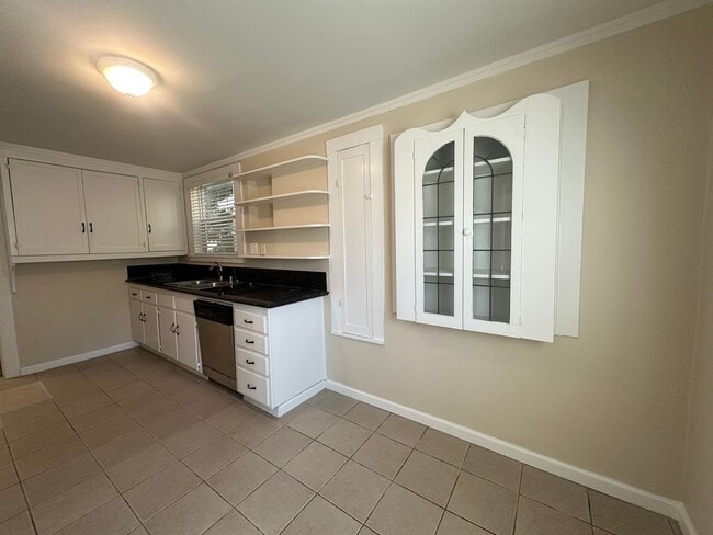 Building Photo - 3 Bedroom 2 Bathroom Home with Yard