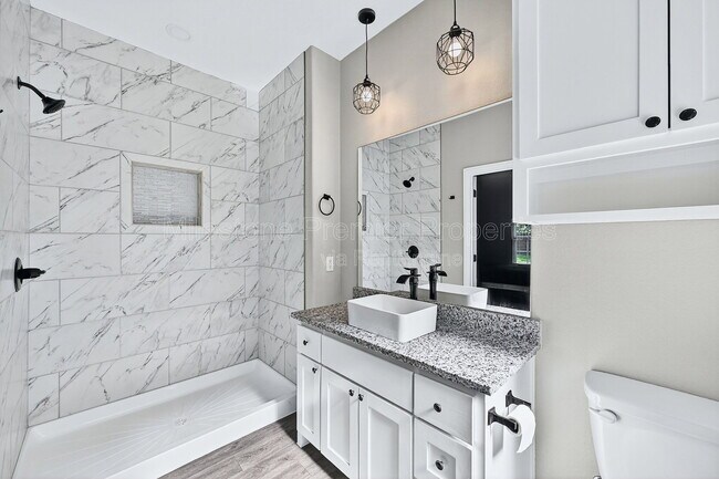 Building Photo - 320 W Bond St