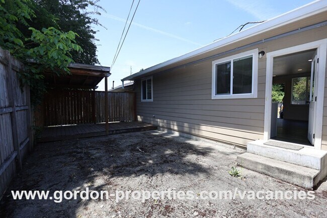 Building Photo - SE Arista Dr - 2 bedroom unit in the heart...