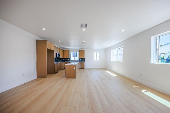 Building Photo - 1259 S Longwood Ave