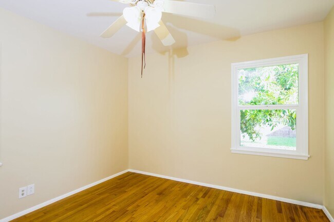 Building Photo - **LAKEWOOD HOME** THREE BEDROOMS-ONE BATH** $3950.00