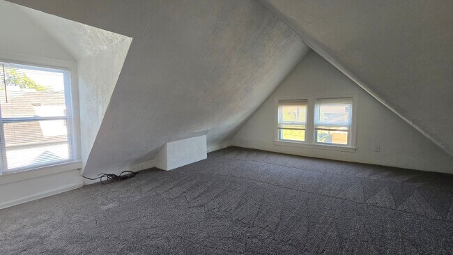 Building Photo - 2047 Lawrence Ave