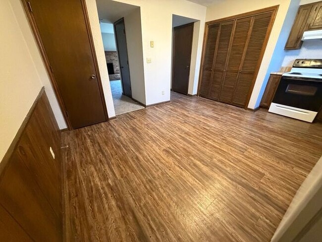 Building Photo - Townhome with a Bedroom Balcony Overlooking Lake Tapawingo