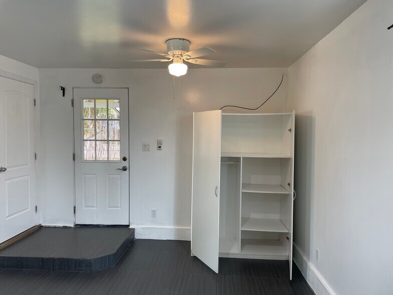 Building Photo - 8025 White Oak Ave