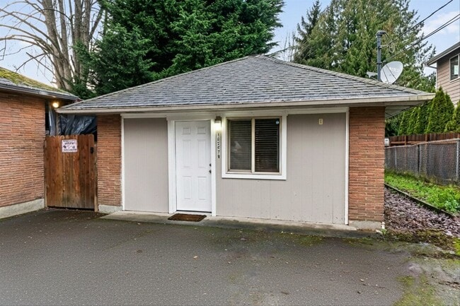Building Photo - 2 bed 1 Bath Burien House with in unit laundry
