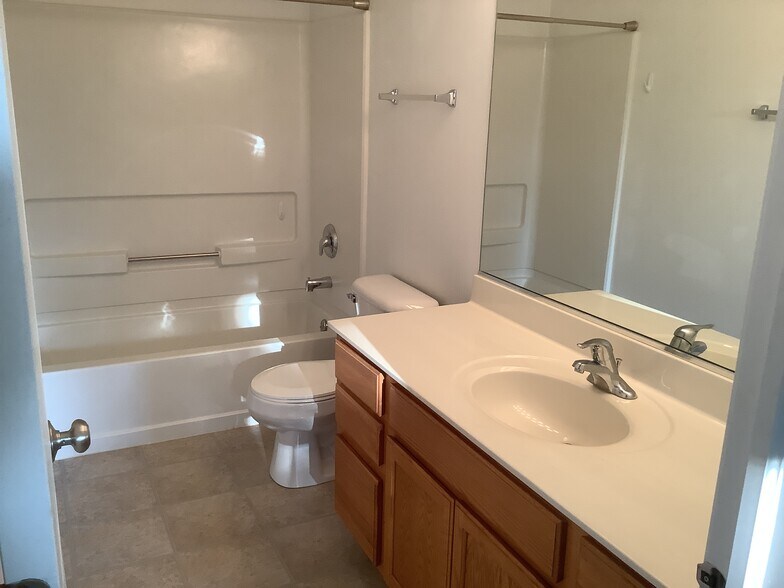 Building Photo - 605 Country Brook Ln