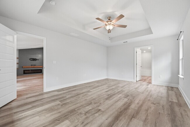 Building Photo - 5810 Crestlake Dr