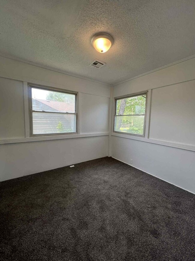 Building Photo - Newly Remodeled 3 Bedroom / 2 Bathroom Hom...