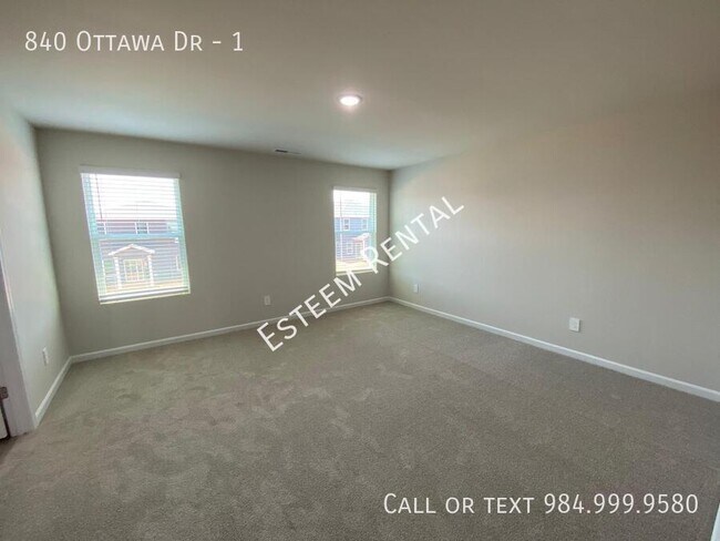 Building Photo - 840 Ottawa Dr