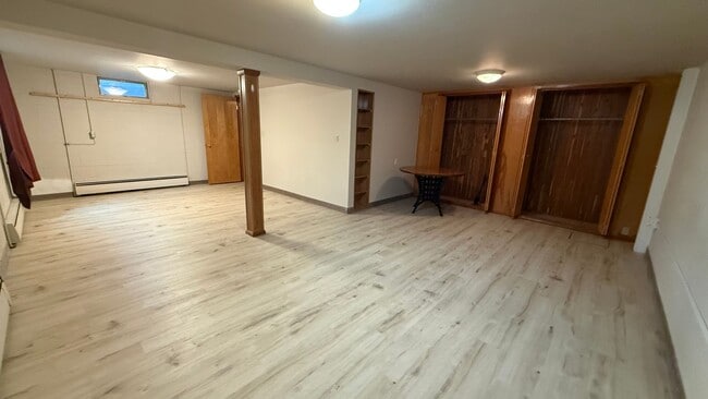 Building Photo - Spunky 3 Bedroom House in Westchester Lagoon! Available NOW!