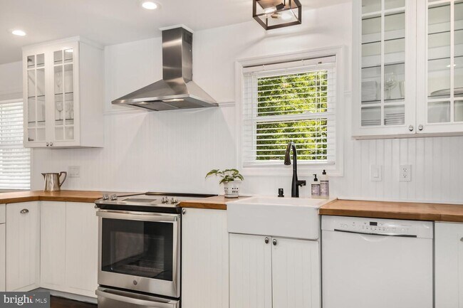 Building Photo - 6670 Cedar Cove Rd