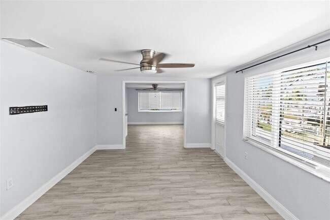 Building Photo - 13916 Sommers Ave