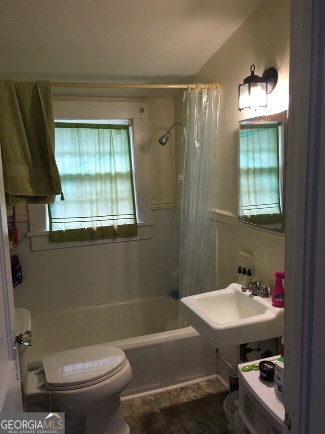 Building Photo - 880 Sunset Dr