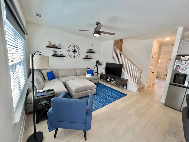 Building Photo - 3 Bed, 2.5 Bath Townhome w/ 1 Car Garage