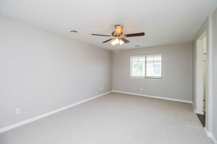 Building Photo - 126 E Catclaw St