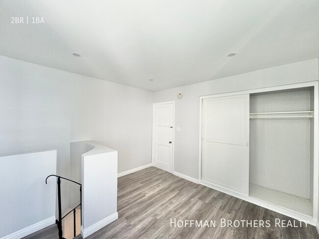 Building Photo - 427 N Oakhurst Dr