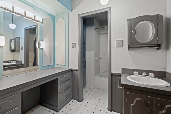 Building Photo - Massive 5-Bedroom Home with Mother-in-Law Suite Available for Summer 2026 Pre-Lease