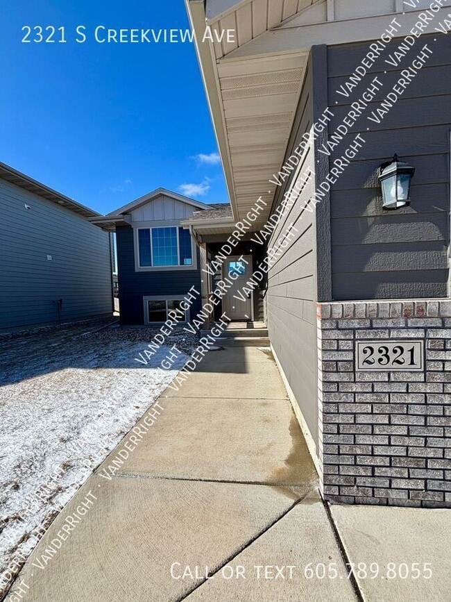 Building Photo - 4 Bedroom 2 Bath House in SW Sioux Falls!