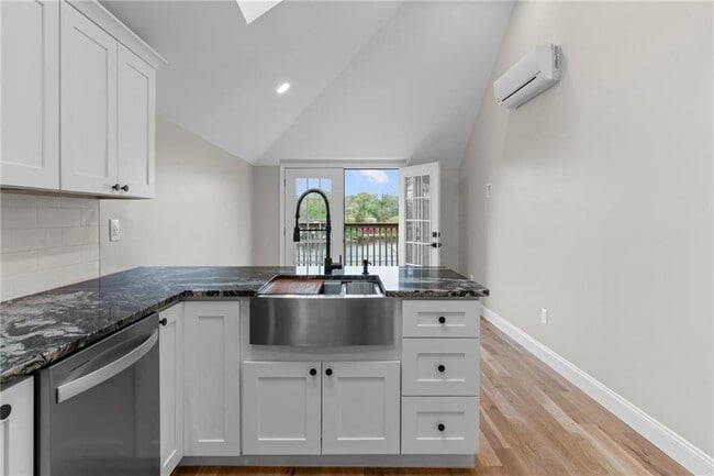 Building Photo - 376 Arnolds Neck Dr