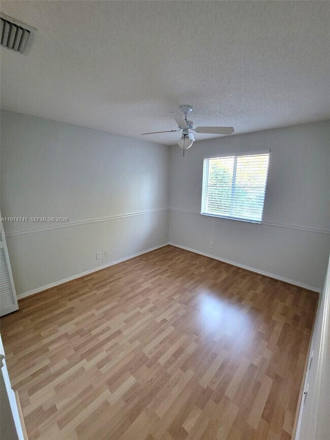 Building Photo - 723 Juniper Ln