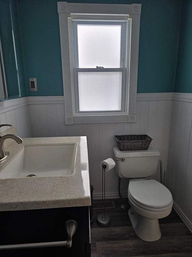 Building Photo - Small Town Home with Lots of Room