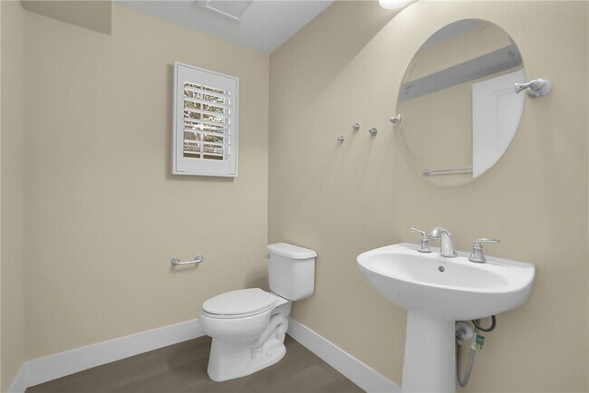 Building Photo - 64 Bianco