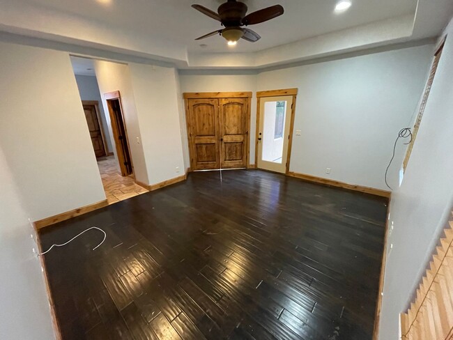 Building Photo - 3 bed 3 bath home - Located just below The...