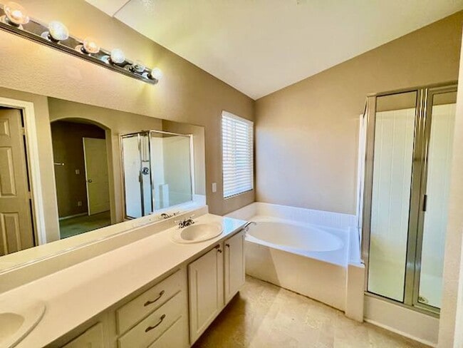 Building Photo - Sunridge Stunner! 4 Bedrooms!