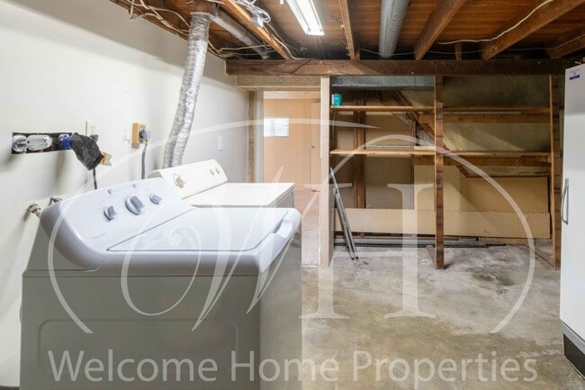 Building Photo - Sprawling 4 bed/2bath Craftsman Home