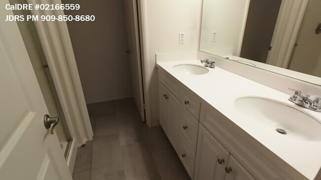 Building Photo - Eastvale 3 Bedroom Condo