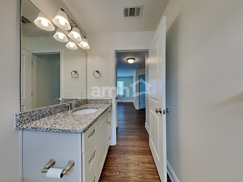 Building Photo - 215 Dogwood Cir
