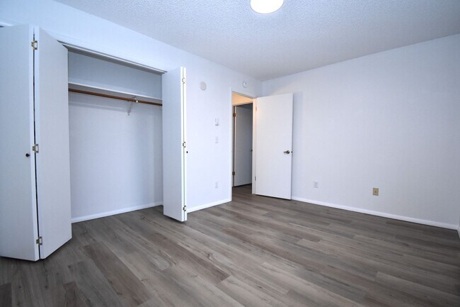 Building Photo - Newly Renovated! Top floor apartment! Close to MSU and downtown!