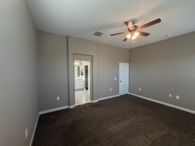 Building Photo - 40916 W Shaver Dr