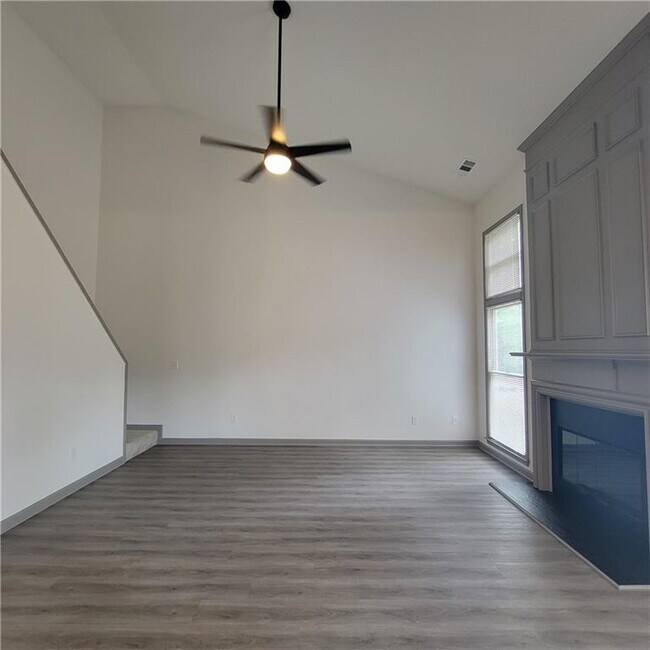 Building Photo - 3045 Binghampton Ln