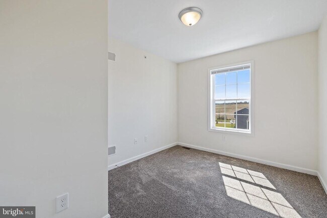 Building Photo - 8 HEATH Cir
