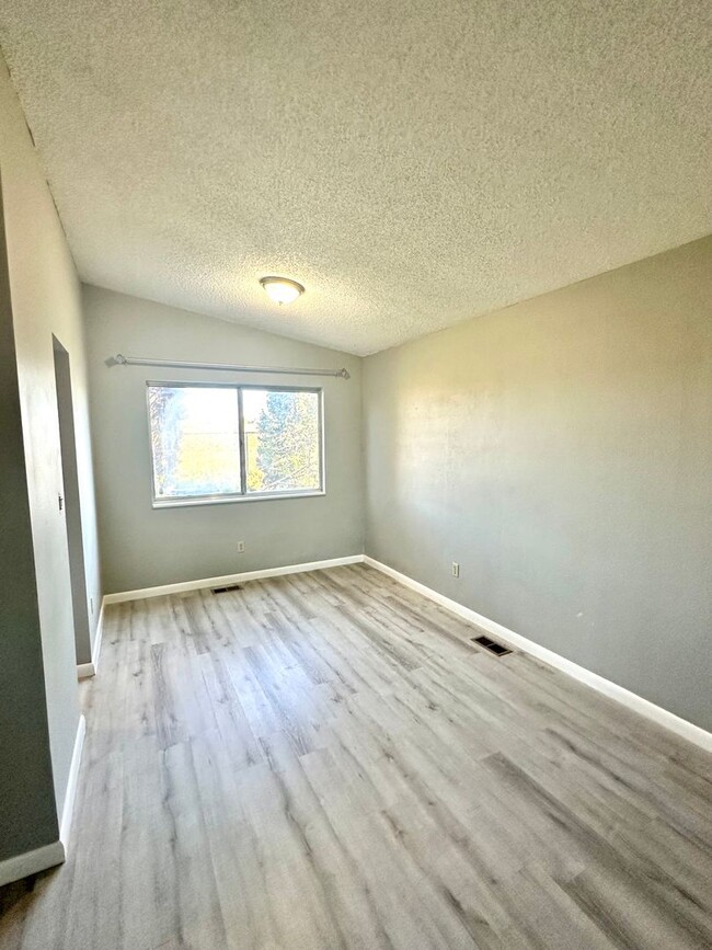 Building Photo - Move In Ready!! 3 Bedroom, 1 1/2 Baths, 2 ...