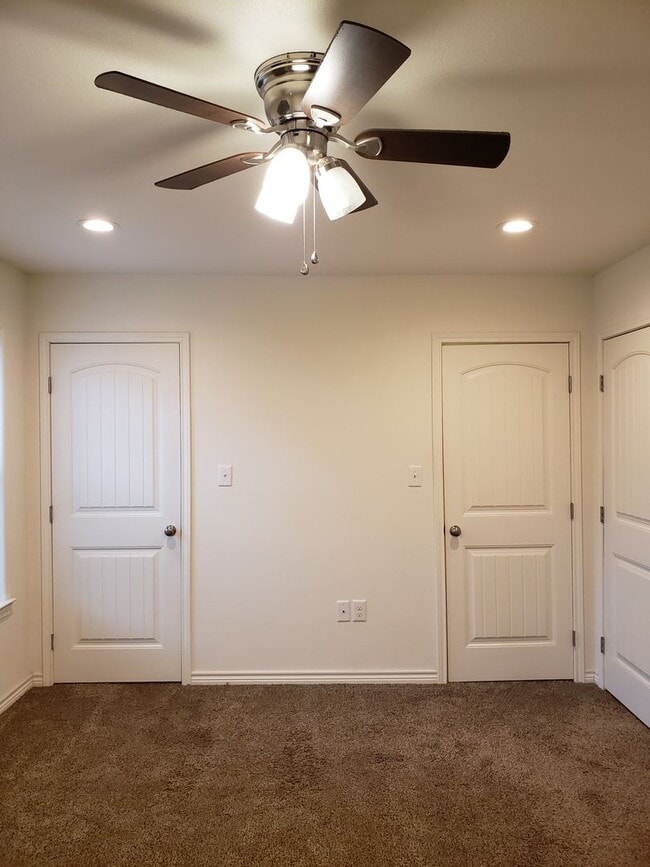 Building Photo - Spacious NISD home