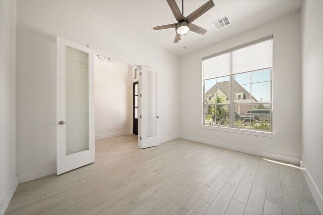 Building Photo - Stunning 4-Bed, 4.5-Bath Home with Pool Access and Private Yard in New Braunfels
