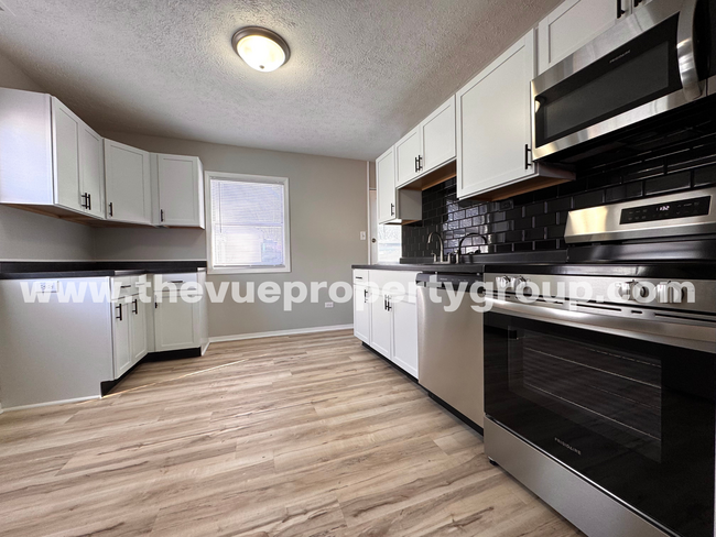 Building Photo - DEPOSIT MOVES YOU IN! Pay no rent until Ap...