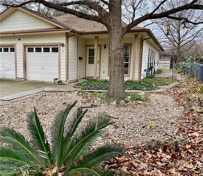 Building Photo - 611 Zennia St