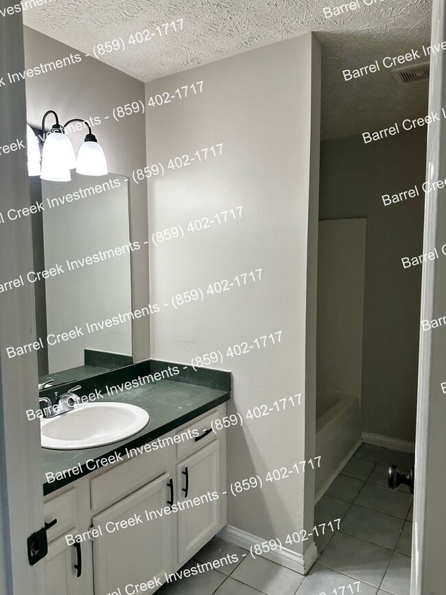 Building Photo - 2-Bed, 1-Bath Townhome with Attached Garag...