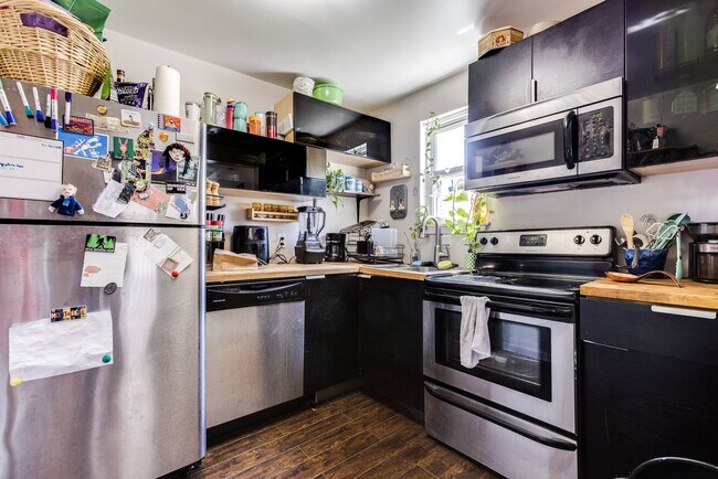 Building Photo - 2324 Berg St