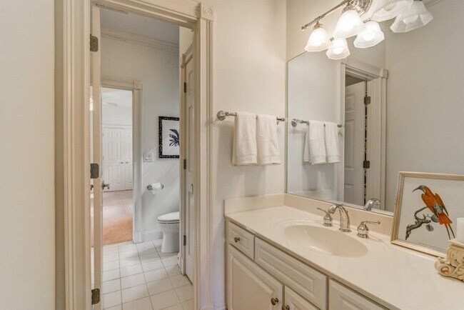 Building Photo - 704 Longleaf Dr NE