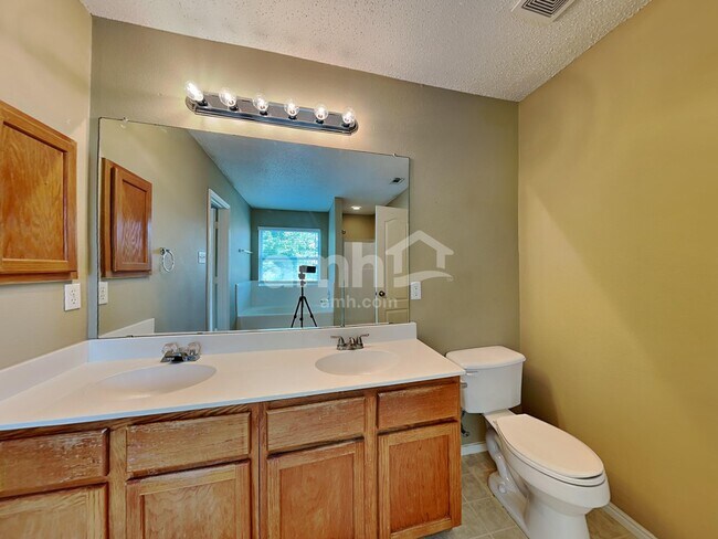 Building Photo - 1411 Plateau Dr