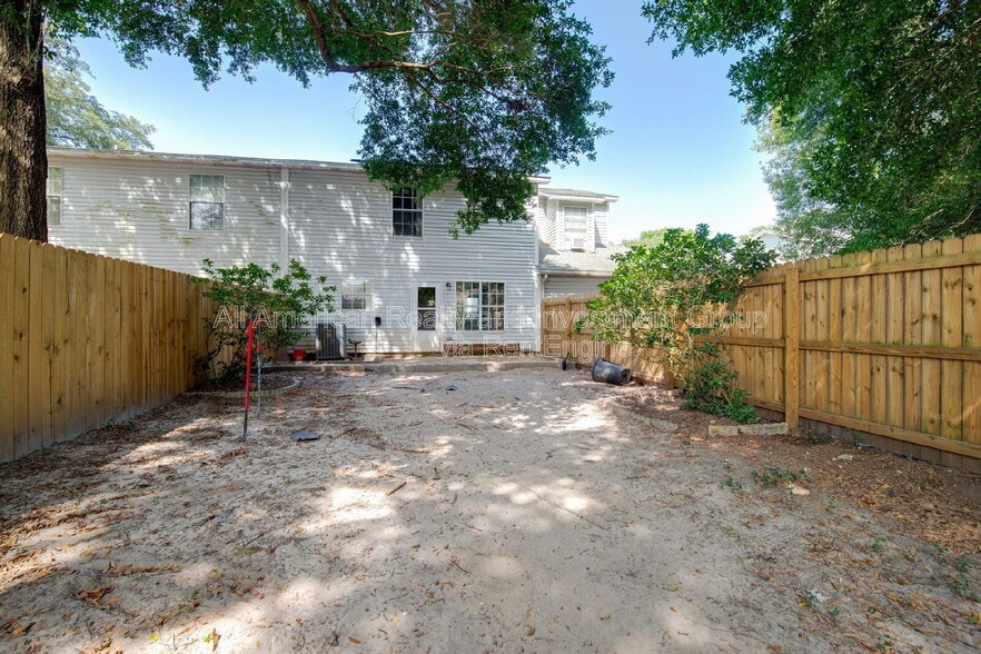 Building Photo - 426 Corvet St